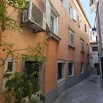 Floreus Cres