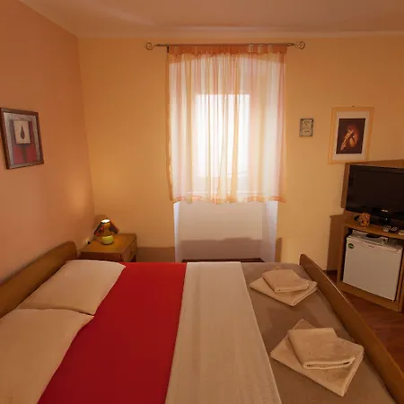 Floreus בית הארחה קרס