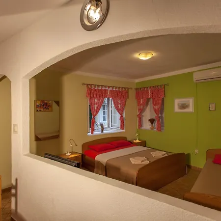 Floreus Πανσιόν Cres